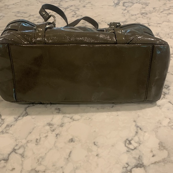 COACH Gallery Tote Handbag in Glossy Gray Patent Leather - Picture 5 of 8